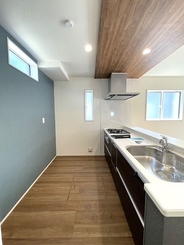 三口コンロで料理の幅を拡げてくれる使いやすいシステムキッチンを採用。洗い場も大きいので野菜や食器を洗ったりする際にも捗り、奥様の強い味方となってくれるはずです。