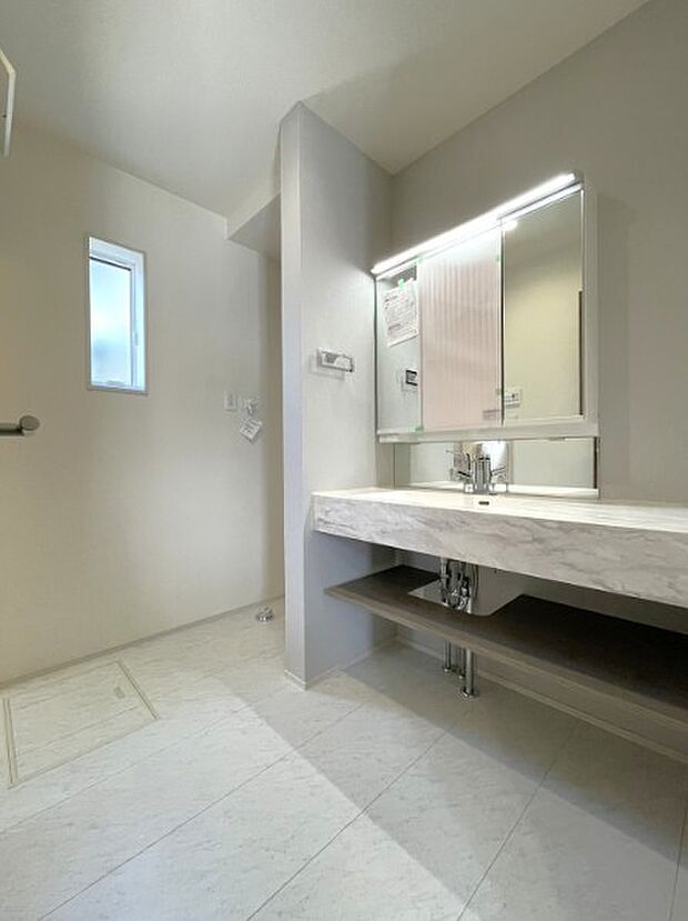 大きく見やすい三面鏡で清潔感ある洗面台は、身だしなみチェックや肌のお手入れに最適です。何かと物が増える場所だからこそ、スッキリと見映えの良い空間に拵えました。