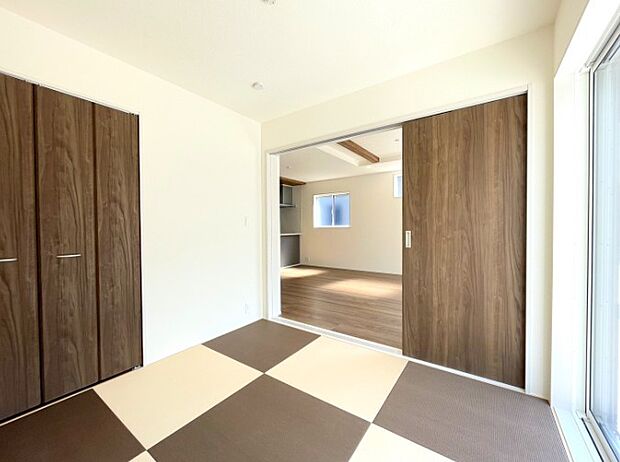 意外と場所をとるアイロンがけや、洗濯物をたたむときにも広々と使うことができ、ちょっと一休みしたい時、すぐに横になれることも魅力ですよね。また、来客時に客間や宿泊部屋として活用できます。