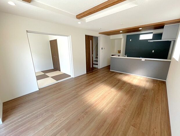 リビングは、食事スペースと寛げる場所設けてもまだ余裕の広さ。明るい光が照らしてくれます。