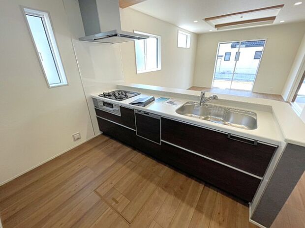 カウンターキッチンなら、リビングで遊ぶ子供の様子を見ながら料理ができるので安心です。料理を運んでもらったり、子供にお手伝いしてもらいやすいのもいいですね♪