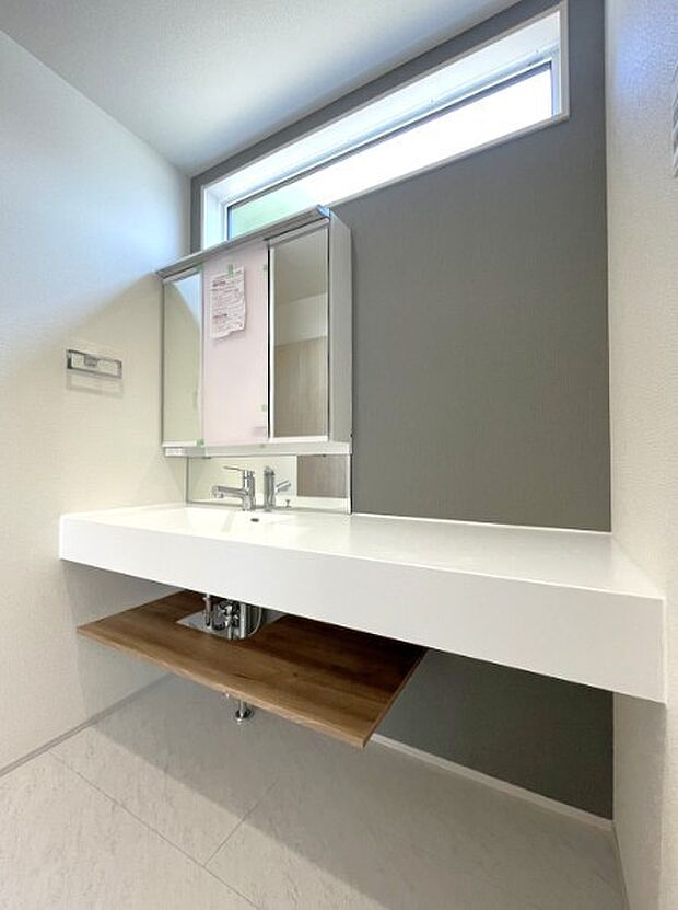 十分な大きさの洗面台は、身だしなみチェックや歯磨きなど、朝の慌ただしい時間でもホテルライクなスペースで余裕とゆとりを感じて頂けます。