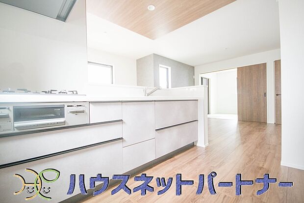 三口コンロで料理の幅を拡げてくれる使いやすいシステムキッチンを採用。洗い場も大きいので野菜や食器を洗ったりする際にも捗り、奥様の強い味方となってくれるはずです。