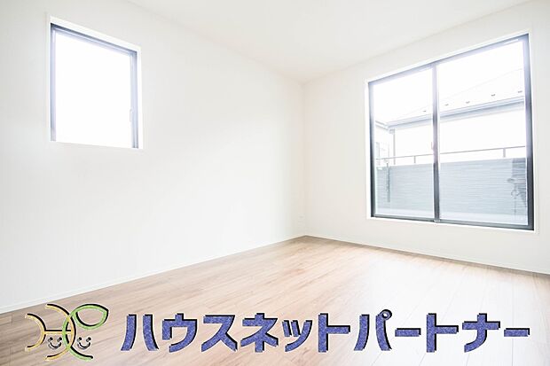 明るい窓のあるお部屋は子供部屋にぴったり。可愛い家具で素敵なお部屋に。