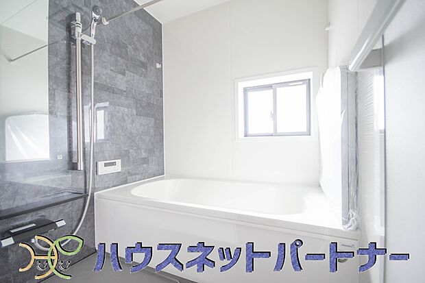 高級感溢れるカラーと大きさ・柔らかな曲線で構成された半身浴も楽しめるバスタブが心地よさをもたらします。