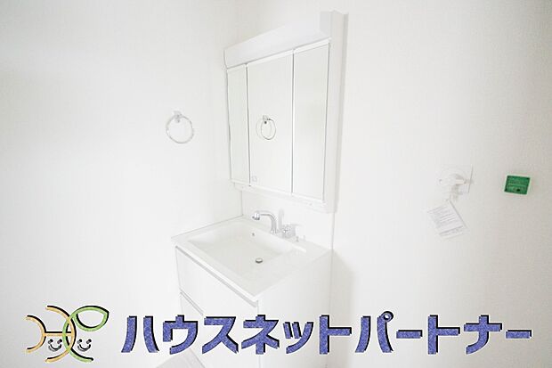 大きく見やすい三面鏡で清潔感ある洗面台は、身だしなみチェックや肌のお手入れに最適です。何かと物が増える場所だからこそ、スッキリと見映えの良い空間に拵えました。