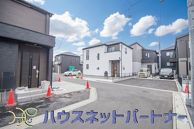 街に溶け合う美しい景観と、採光や風通しを考えて設計された間取り。近隣の視線を考え調整した窓位置など、外観だけでなく、住まうご家族の心地よさを最優先しました。