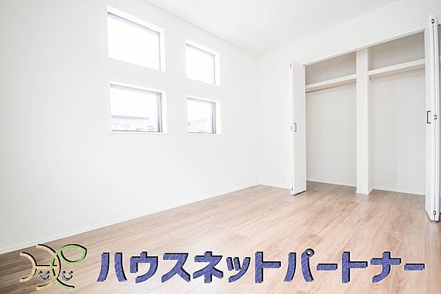 独立性を高めたお部屋。たっぷりの収納も配備しており、片付いた空間を現実出来そう。陽光も降り注ぐ明るく開放的な空間が魅力的。