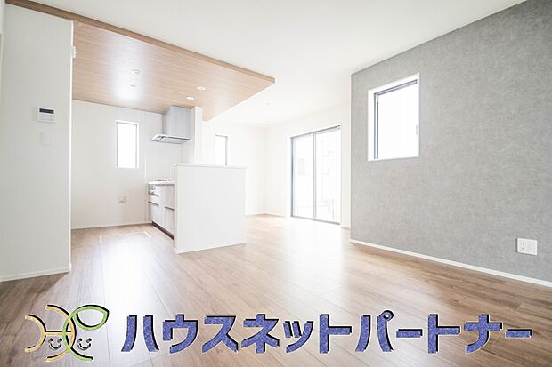 リビングは、食事スペースと寛げる場所設けてもまだ余裕の広さ。明るい光が照らしてくれます。