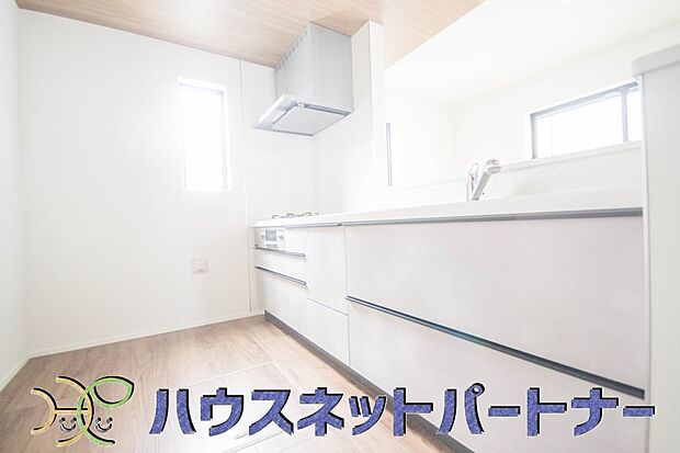 カウンターキッチンなら、リビングで遊ぶ子供の様子を見ながら料理ができるので安心です。料理を運んでもらったり、子供にお手伝いしてもらいやすいのもいいですね♪