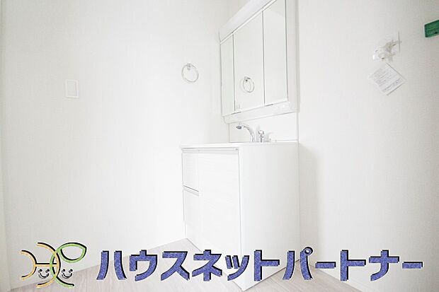 洗面室のある脱衣所は広々。脱いだお洋服をそのままお洗濯。