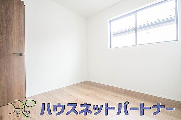 バルコニーに直接出入りできるお部屋です。ちょっと外の空気を吸いたい時や、ベランダでミニガーデニングなども楽しめそうです。