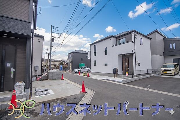 前面道路の日当たりの良い明るいお家。