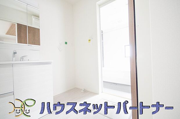 毎日使う洗濯機。しっかりと奥行きのある置き場が確保されています。