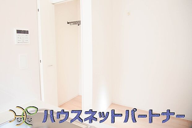 壁面クローゼットのメリットは、衣類が横一列に並ぶためひと目で洋服が選びやすいこと。衣類をたくさんお持ちの方も、限られたスペース内に無理なく収納することができます。