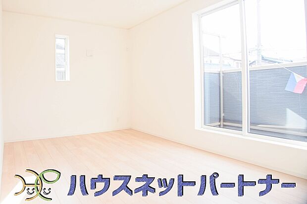 2面窓のある風通しの良いお部屋は心も体も元気にしてくれます。自分だけのお部屋作りを楽しんでみては。