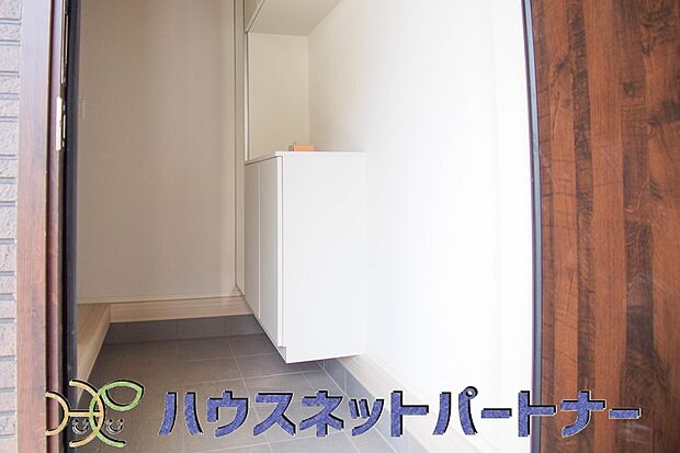 玄関の扉を開けると家族の待つお家。幸せを感じる瞬間です。