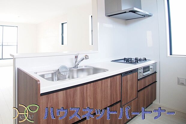 キッチン吊戸棚を無くす事によって、コミュニケーションを重視した設計に致しました。区画によって変わる一体感を、実際にご覧になって頂けましたらと思います。 