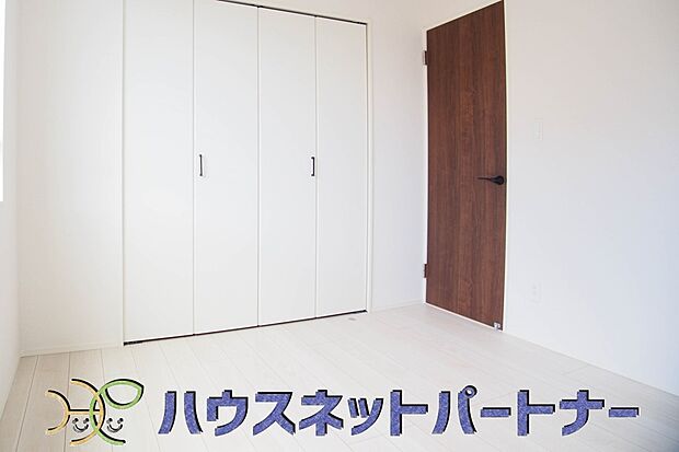 たっぷりの収納も配備しており、片付いた空間を現実出来そう。陽光も降り注ぐ明るく開放的な空間が魅力的。