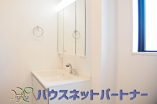 毎日使う洗濯機。しっかりと奥行きのある置き場が確保されています。