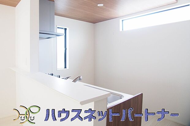 リビングにいるお子様と会話をしながら家事ができるカウンターキッチン。いま手があいているか、忙しそうなのか相手の様子を伺いながらコミュニケーションをとる訓練にもなります。