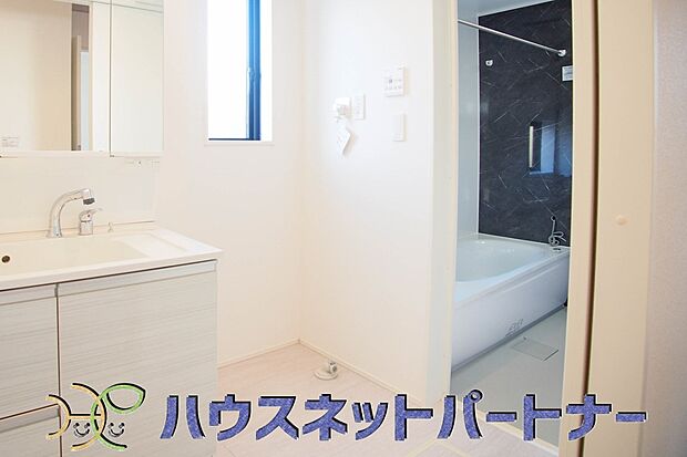 十分な大きさの洗面台は、身だしなみチェックや歯磨きなど、朝の慌ただしい時間でもホテルライクなスペースで余裕とゆとりを感じて頂けます。