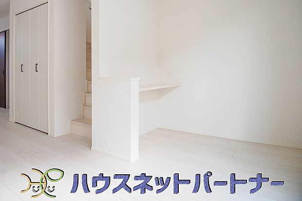 LDKにスタディカウンターを設置。パソコンを置いたり収納にしたり、勉強机にしたりできる為とても便利です。