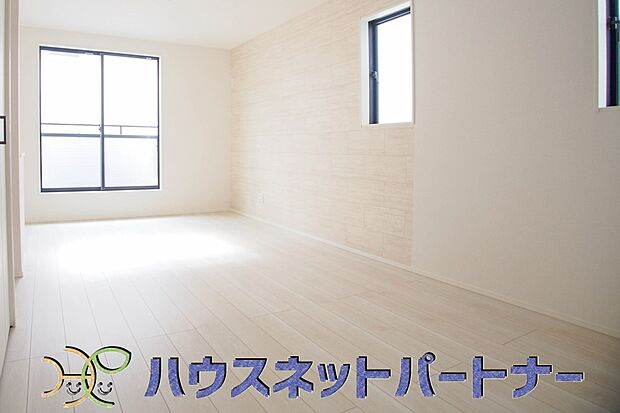 リビングにテーブルを置いて、寛げるソファーを置いても余裕の広さがあります。