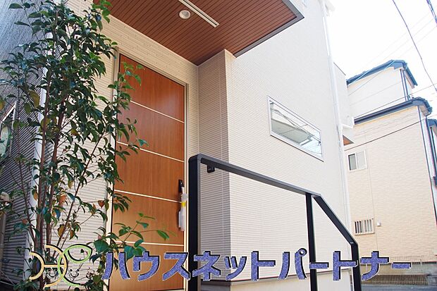 家の顔となる玄関は、デザインが求められます。高級感と断熱性、防犯性に優れた玄関ドアを標準装備。ピッキング対策のセキュリティサムターン等、防犯に考慮しました。