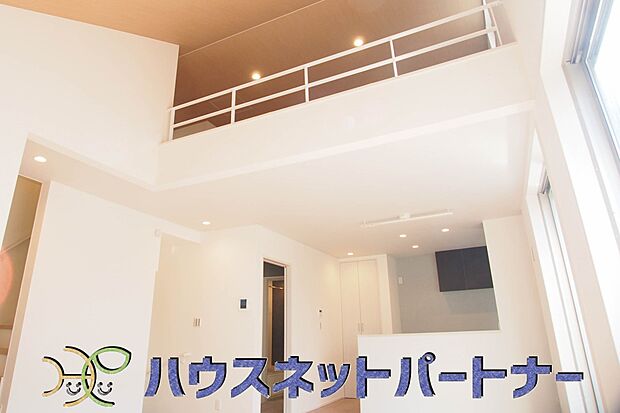 吹き抜けを設けることにより、圧迫感を排除して明るさを取り込み、家族の繋がりを感じられるようなデザインです。