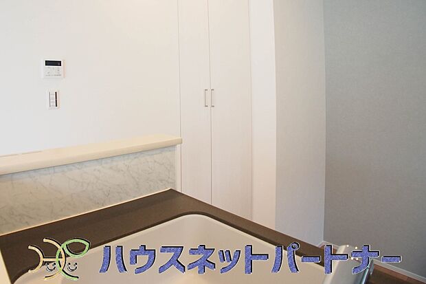 カウンタートップには、美しくメンテナンスも容易な人工大理石を採用。キッチンのインテリアを美しく演出するシャープなスクエアデザインのレンジフードも拘りです。