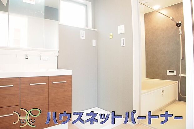 広い脱衣所、洗面台も大きなサイズを設置。戸建では見ない広さと解放感。