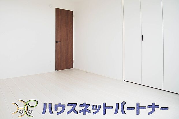 広過ぎず、快適すぎない子ども部屋。勉強と寝るだけの部屋にすることで閉じこもりがなくなり、リビングで過ごす時間が増えると言われています。