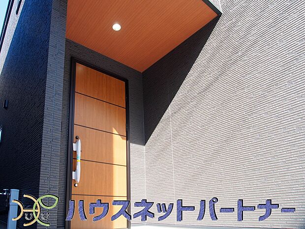 玄関前に季節のお花を置いて可愛く演出してみてはいかがですか。来客が憧れる玄関造りを楽しんで下さい。
