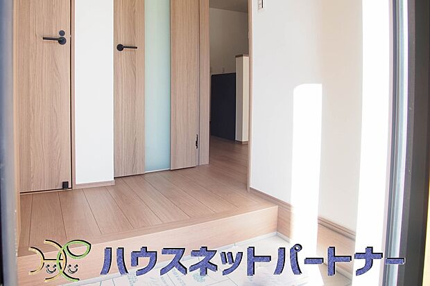 玄関扉を開くとゆったりとした空間。