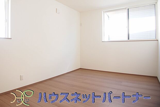 明るい窓のあるお部屋は子供部屋にぴったり。可愛い家具で素敵なお部屋に。