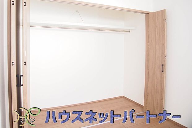 壁面クローゼットのメリットは、衣類が横一列に並ぶためひと目で洋服が選びやすいこと。衣類をたくさんお持ちの方も、限られたスペース内に無理なく収納することができます。