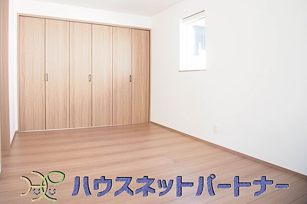 独立性を高めたお部屋。たっぷりの収納も配備しており、片付いた空間を現実出来そう。陽光も降り注ぐ明るく開放的な空間が魅力的。