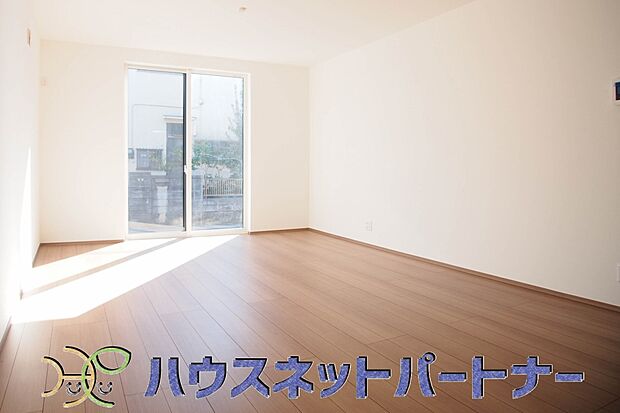 明るい日差し入るリビングは、お友達を招きパーティーが楽しめる広さですよ。