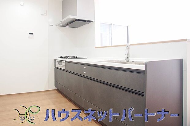 三口コンロで料理の幅を拡げてくれる使いやすいシステムキッチンを採用。洗い場も大きいので野菜や食器を洗ったりする際にも捗り、奥様の強い味方となってくれるはずです。