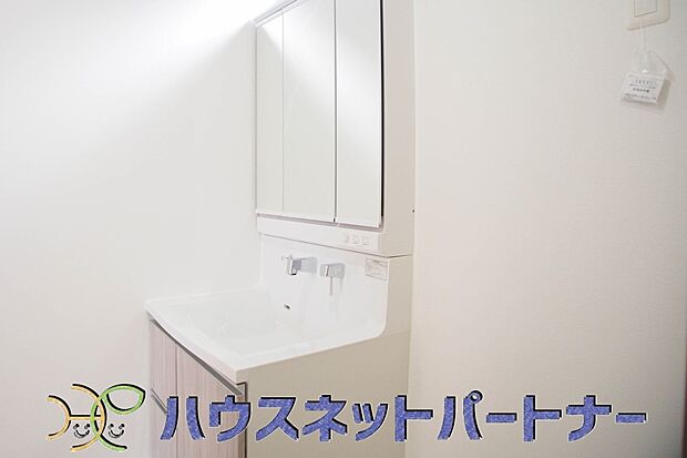 ミラーを手前に引けば、楽な姿勢で髭剃りやメイクができます。合わせ鏡にすればヘアスタイルのチェックもラクラク。洗面化粧台のミラー裏にはたっぷり入る収納スペースを設けています。　