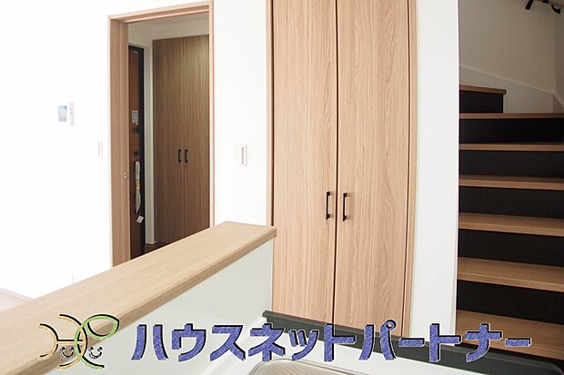 パントリー(食料庫)常温保存できるパン、お米、調味料、缶詰など、日常的に使うものや未開封の食品の収納にぴったり。棚にものを並べて収納すれば、何が足りないのかひと目で確認できます。