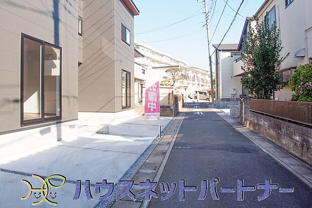 前面道路の日当たりの良い明るいお家。