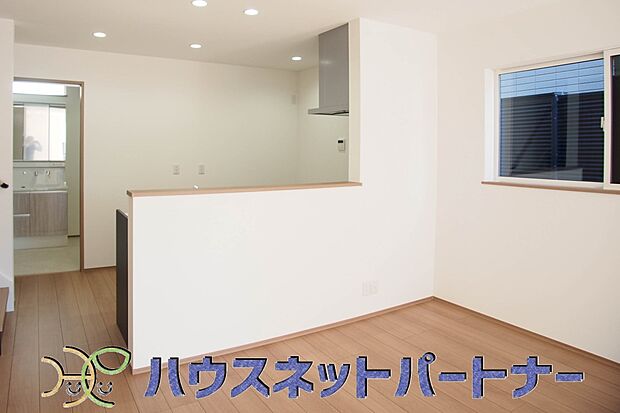 カウンターキッチンなら、リビングで遊ぶ子供の様子を見ながら料理ができるので安心です。料理を運んでもらったり、子供にお手伝いしてもらいやすいのもいいですね。