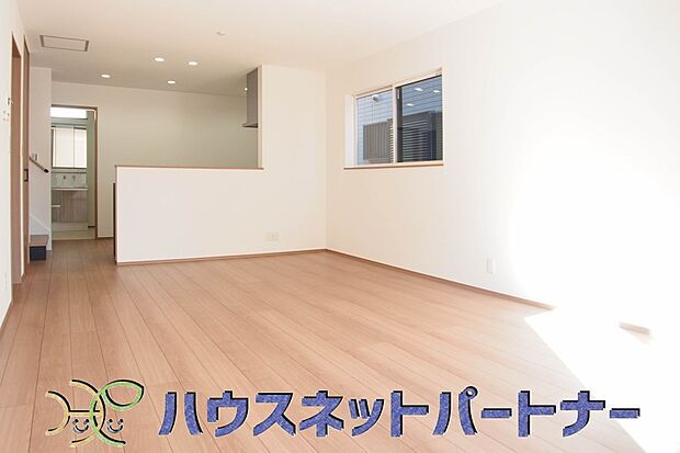 キッチン吊戸棚を無くす事によって、コミュニケーションを重視した設計に致しました。区画によって変わる一体感を、実際にご覧になって頂けましたらと思います。