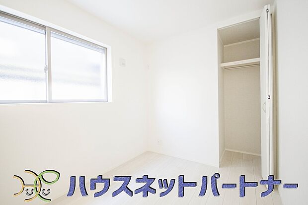 バルコニーに直接出入りできるお部屋です。ちょっと外の空気を吸いたい時や、ベランダでミニガーデニングなども楽しめそうです。