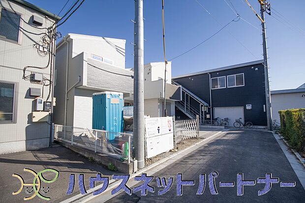 前面道路でお車を駐車するのも楽々。