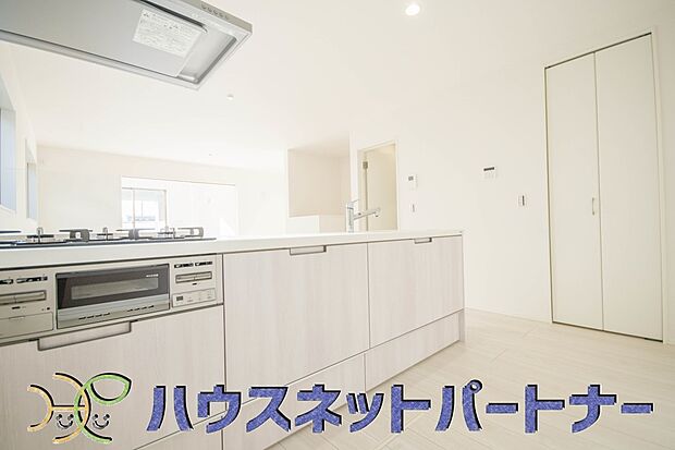 カウンターキッチンなら、リビングで遊ぶ子供の様子を見ながら料理ができるので安心です。料理を運んでもらったり、子供にお手伝いしてもらいやすいのもいいですね♪