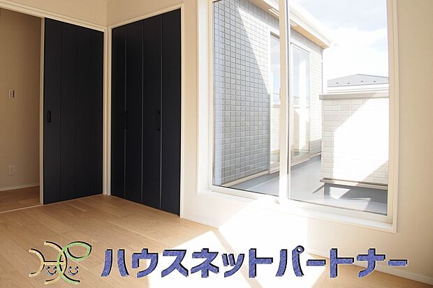 各部屋を最大限に広く使って頂ける様、全居住スペースに収納付。プライベートルームはゆったりと快適に。