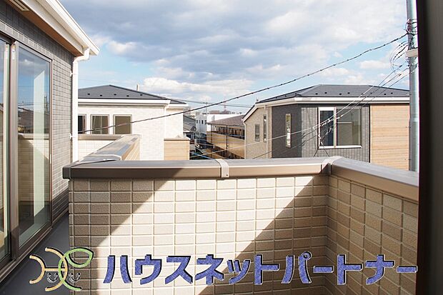 陽当りが良いと、洗濯物が乾きやすいですし、湿気やカビの心配も減るので快適です。寒い冬の日でも、日差しが届くと家の中が暖かくなりますね。